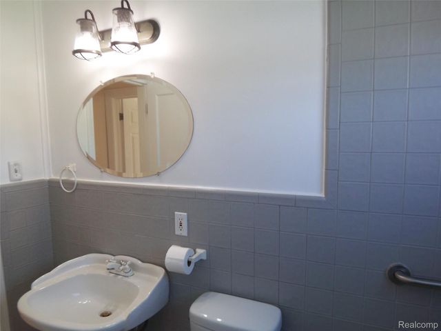 8269 Sterling, Center Line, MI 48015