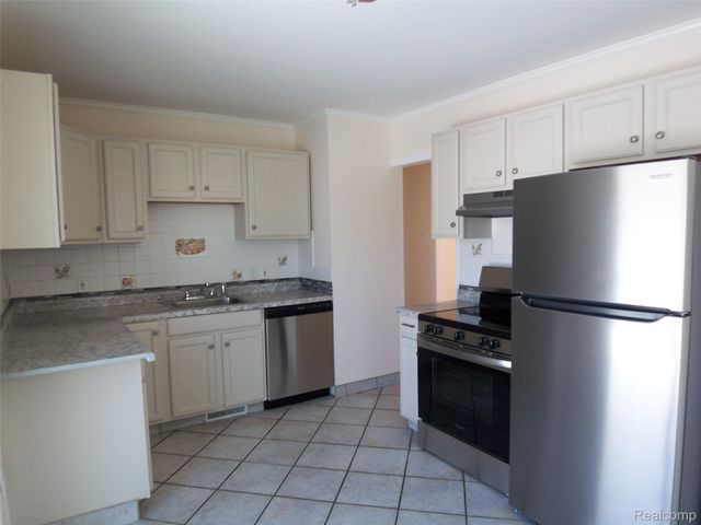 8269 Sterling, Center Line, MI 48015