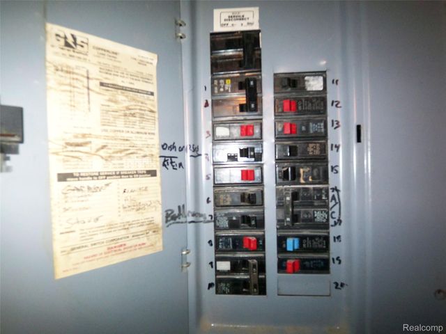 8269 Sterling, Center Line, MI 48015