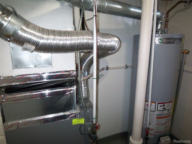 8269 Sterling, Center Line, MI 48015