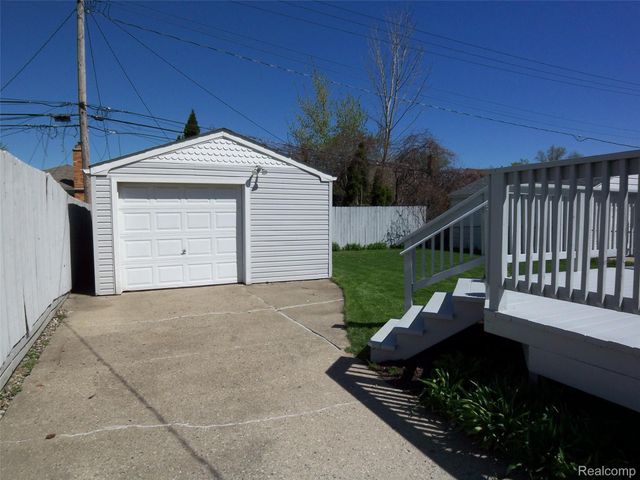 8269 Sterling, Center Line, MI 48015