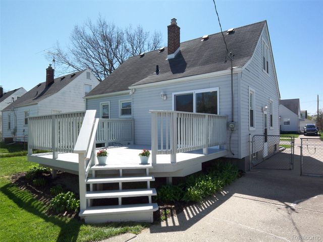 8269 Sterling, Center Line, MI 48015