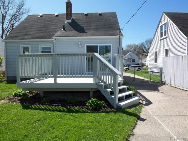 8269 Sterling, Center Line, MI 48015