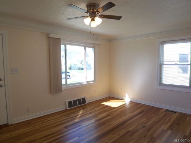 8269 Sterling, Center Line, MI 48015