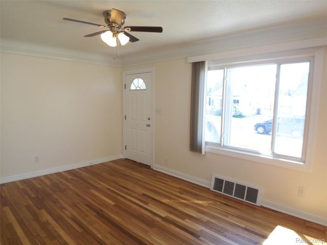 8269 Sterling, Center Line, MI 48015