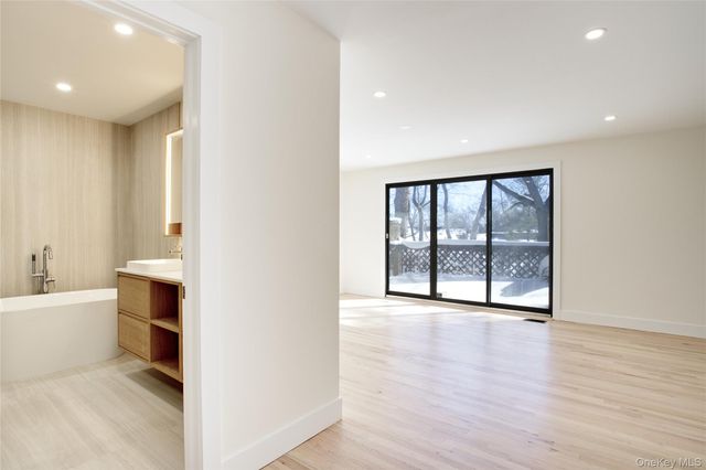 29 Woodland Drive, Roslyn, NY 11576