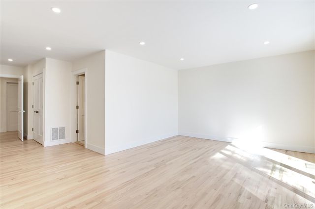 29 Woodland Drive, Roslyn, NY 11576