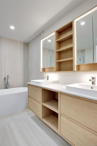 29 Woodland Drive, Roslyn, NY 11576