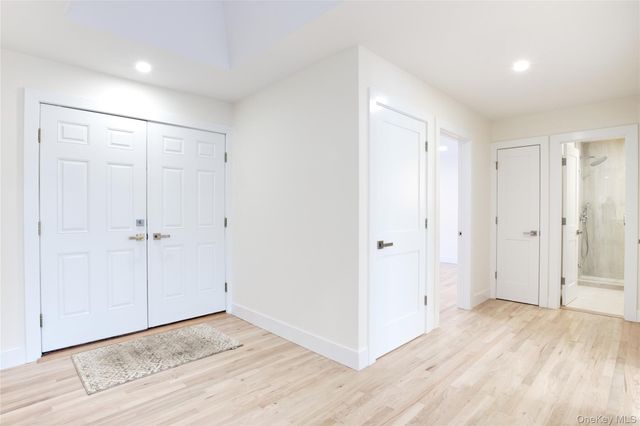 29 Woodland Drive, Roslyn, NY 11576