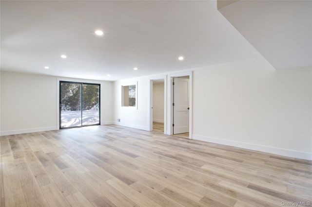 29 Woodland Drive, Roslyn, NY 11576