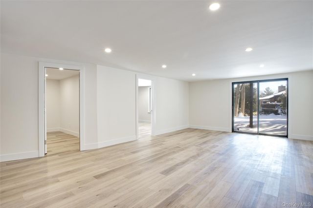 29 Woodland Drive, Roslyn, NY 11576