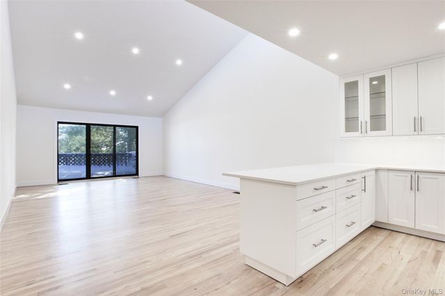 29 Woodland Drive, Roslyn, NY 11576