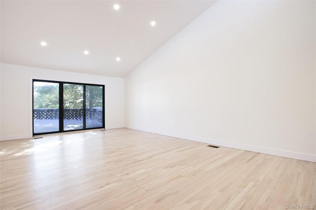 29 Woodland Drive, Roslyn, NY 11576