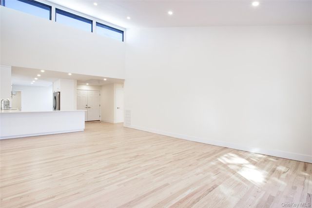 29 Woodland Drive, Roslyn, NY 11576