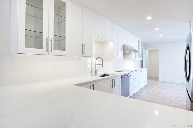 29 Woodland Drive, Roslyn, NY 11576