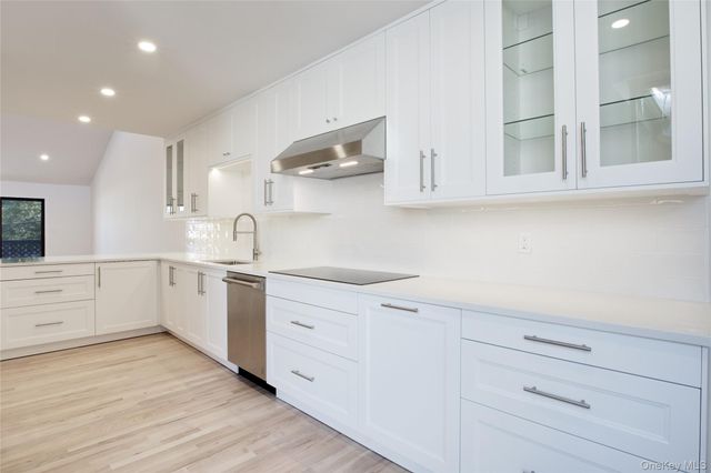 29 Woodland Drive, Roslyn, NY 11576