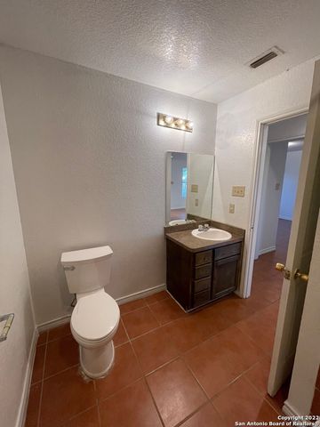 1721 Quintana Rd Apt 202, San Antonio, TX 78211