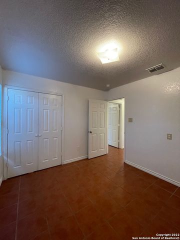 1721 Quintana Rd Apt 202, San Antonio, TX 78211