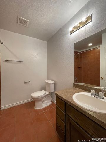 1721 Quintana Rd Apt 202, San Antonio, TX 78211