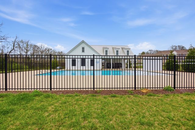 806 Dallas Dr, Columbia, TN 38401