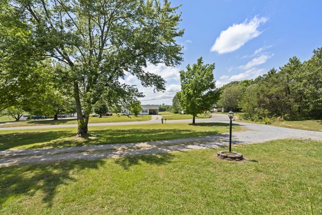 968 Old Nashville Hwy, Mc Ewen, TN 37101