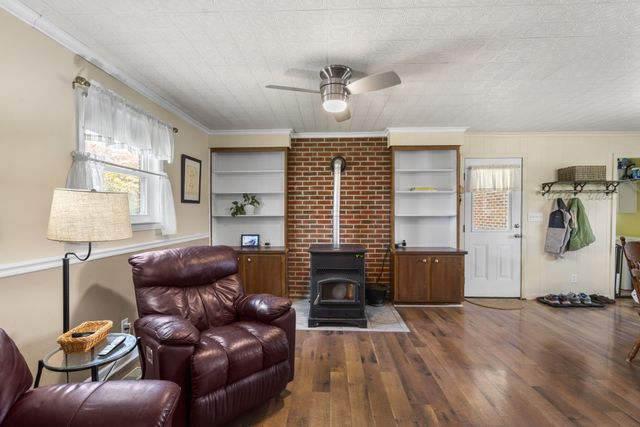 968 Old Nashville Hwy, Mc Ewen, TN 37101