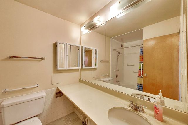 8809 W Golf Road 7F, Niles, IL 60714