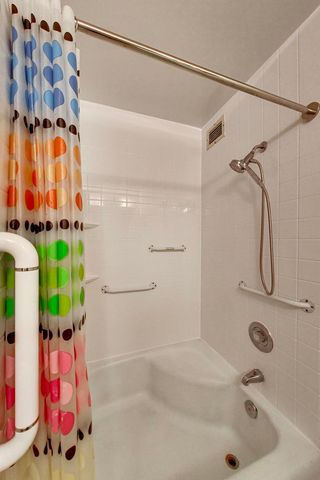 8809 W Golf Road 7F, Niles, IL 60714