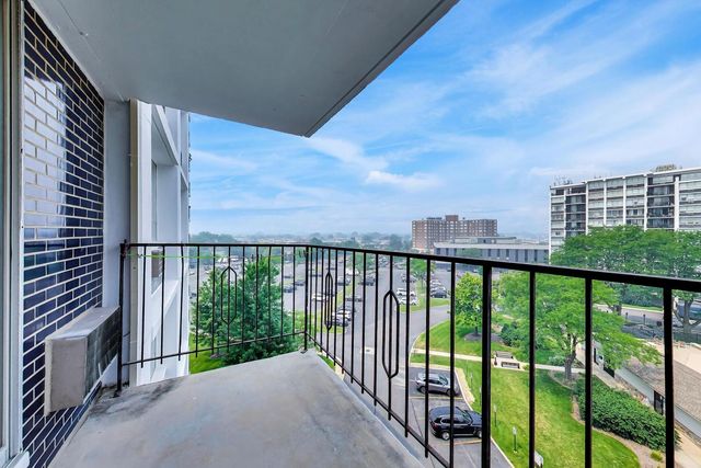 8809 W Golf Road 7F, Niles, IL 60714
