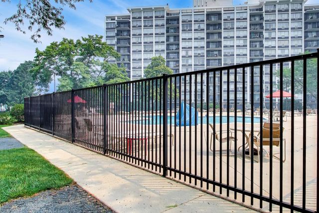 8809 W Golf Road 7F, Niles, IL 60714