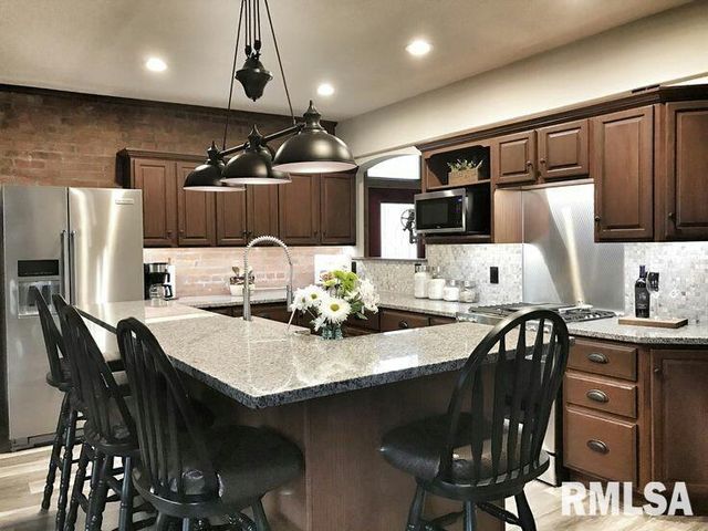 7216 VALLEY Drive, Bettendorf, IA 52722