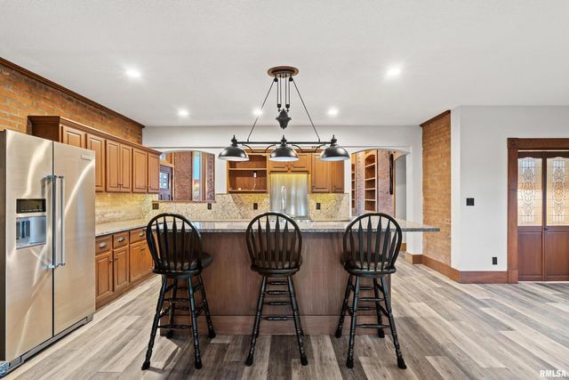 7216 VALLEY Drive, Bettendorf, IA 52722