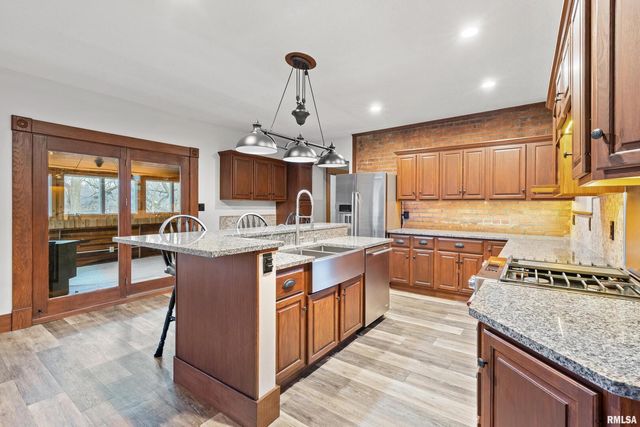 7216 VALLEY Drive, Bettendorf, IA 52722