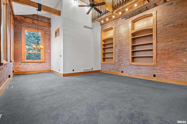 7216 VALLEY Drive, Bettendorf, IA 52722