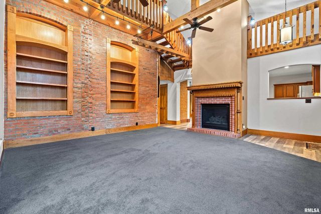 7216 VALLEY Drive, Bettendorf, IA 52722