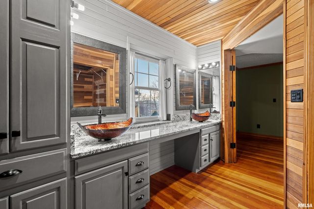 7216 VALLEY Drive, Bettendorf, IA 52722