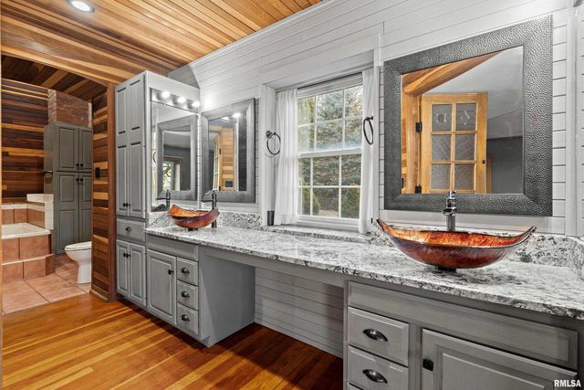 7216 VALLEY Drive, Bettendorf, IA 52722