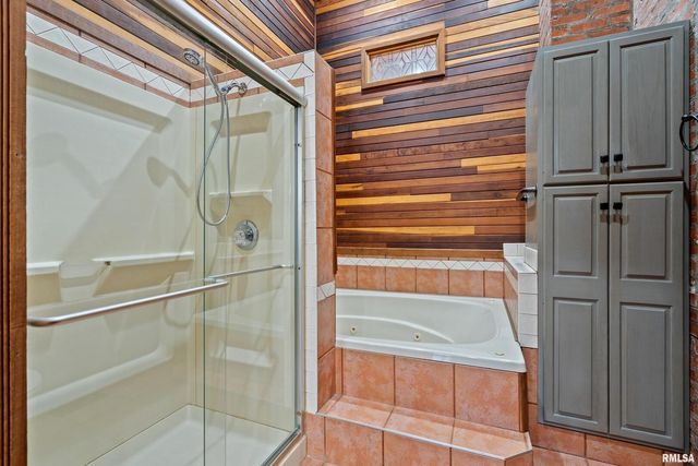 7216 VALLEY Drive, Bettendorf, IA 52722