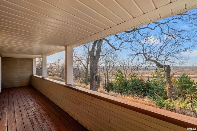 7216 VALLEY Drive, Bettendorf, IA 52722