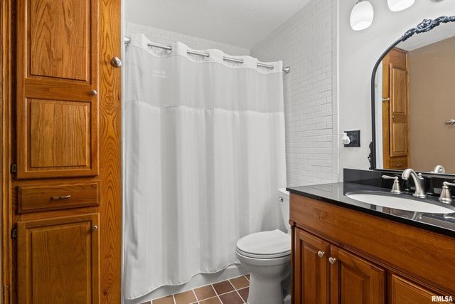 7216 VALLEY Drive, Bettendorf, IA 52722