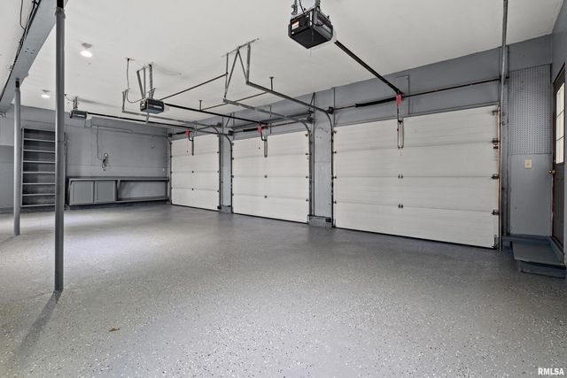 7216 VALLEY Drive, Bettendorf, IA 52722