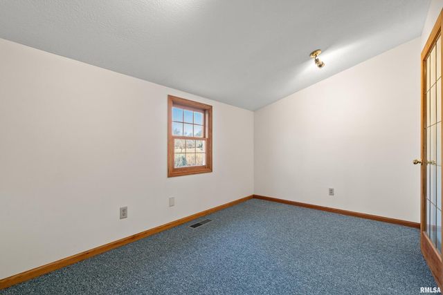 7216 VALLEY Drive, Bettendorf, IA 52722