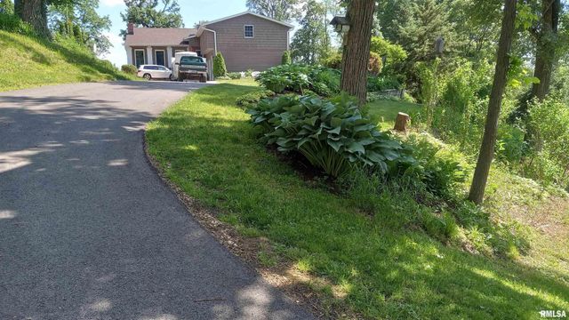 7216 VALLEY Drive, Bettendorf, IA 52722