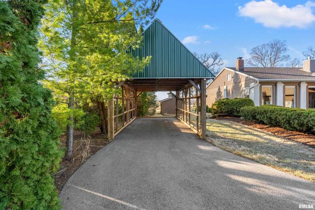 7216 VALLEY Drive, Bettendorf, IA 52722