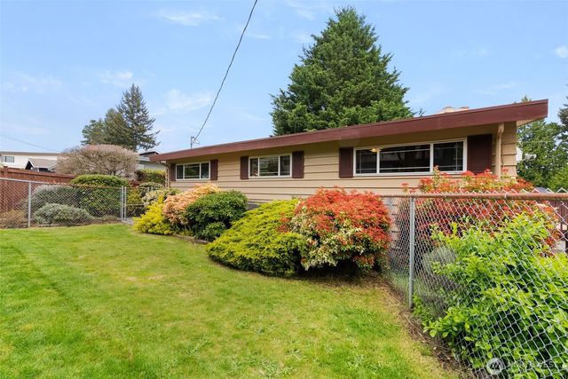 2403 185th Avenue E, Lake Tapps, WA 98391