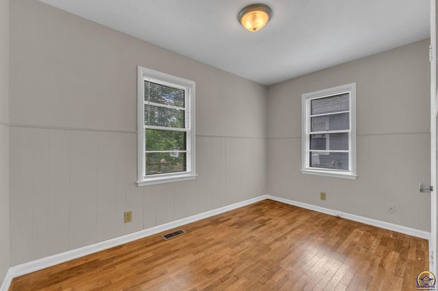 1824 SW Cherokee ST, Topeka, KS 66606