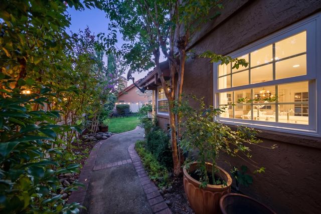 109 Marble Canyon Dr, Folsom, CA 95630