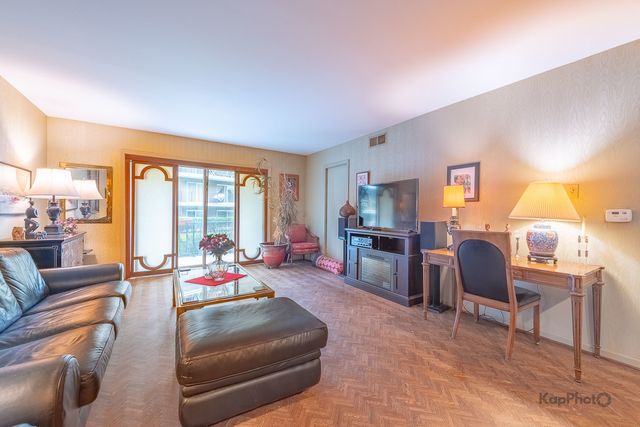 4949 Golf Road 105, Skokie, IL 60077