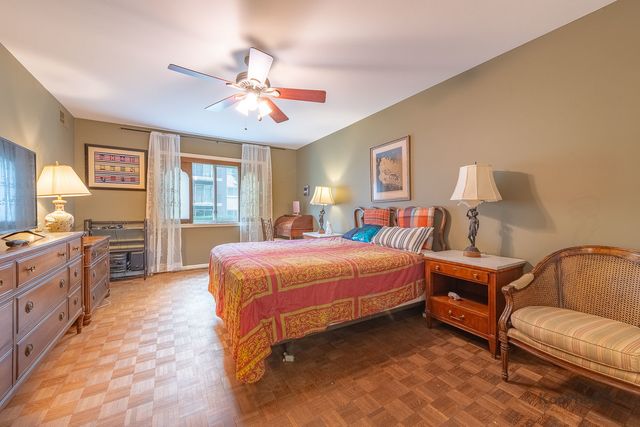 4949 Golf Road 105, Skokie, IL 60077