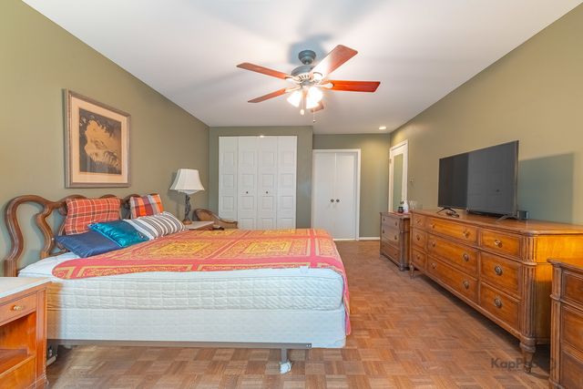 4949 Golf Road 105, Skokie, IL 60077